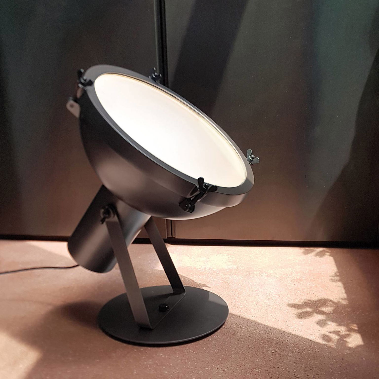 Stolná lampa Nemo Projecteur 365, moka hnedá