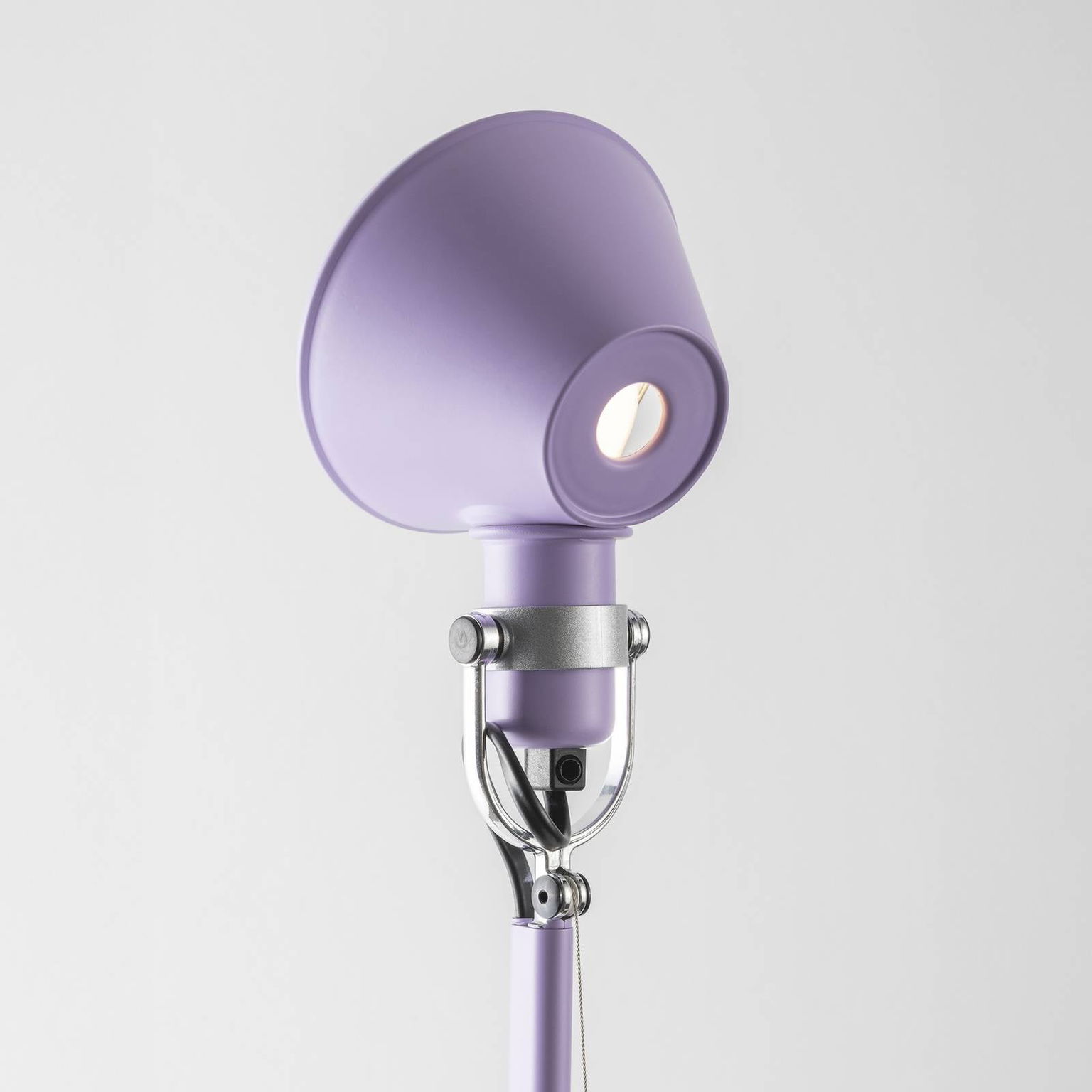 Stolová lampa Artemide Tolomeo Micro, levanduľová farba – obrázok 3