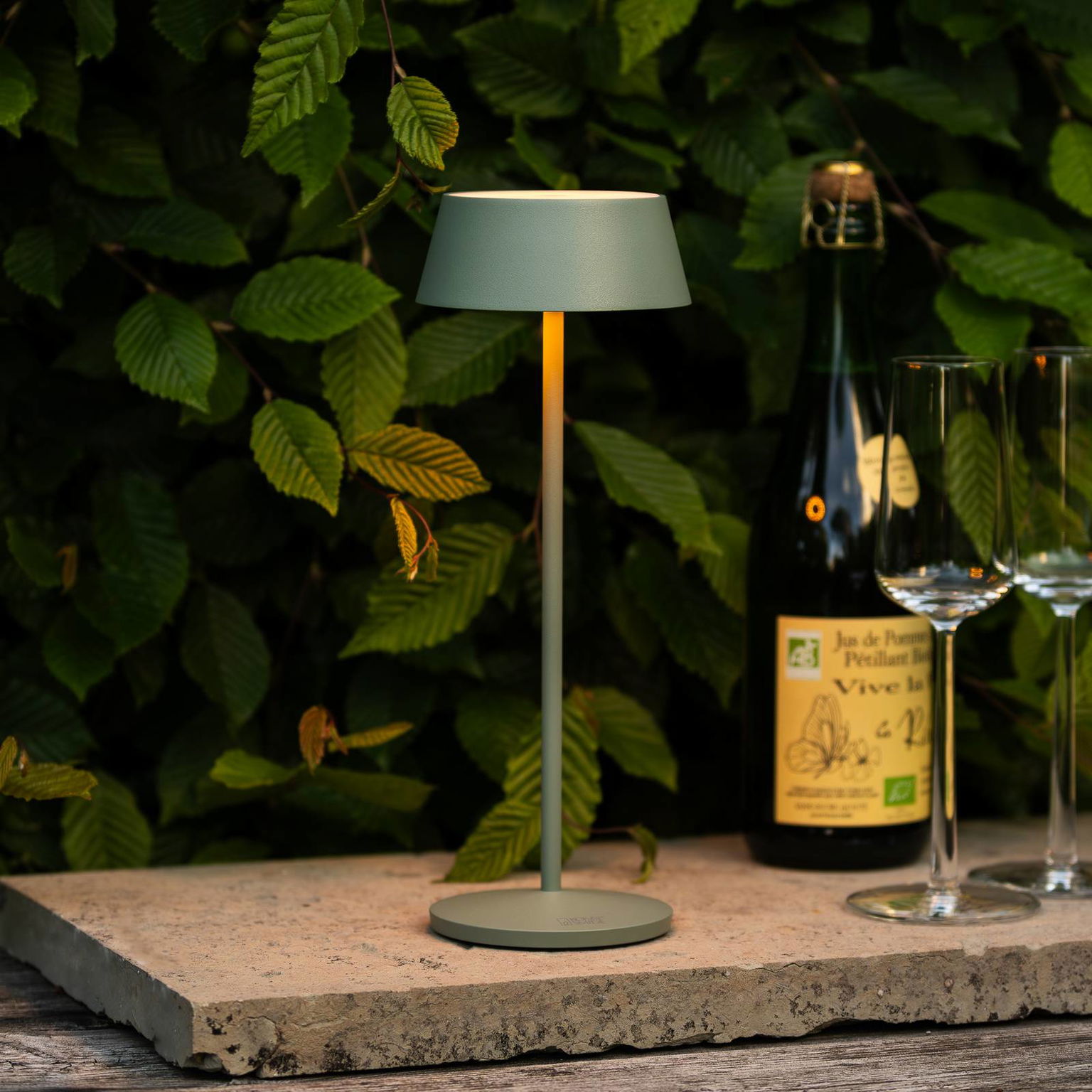 Stolová LED lampa Menton, zelená, výška 27 cm, IP54, USB – obrázok 3