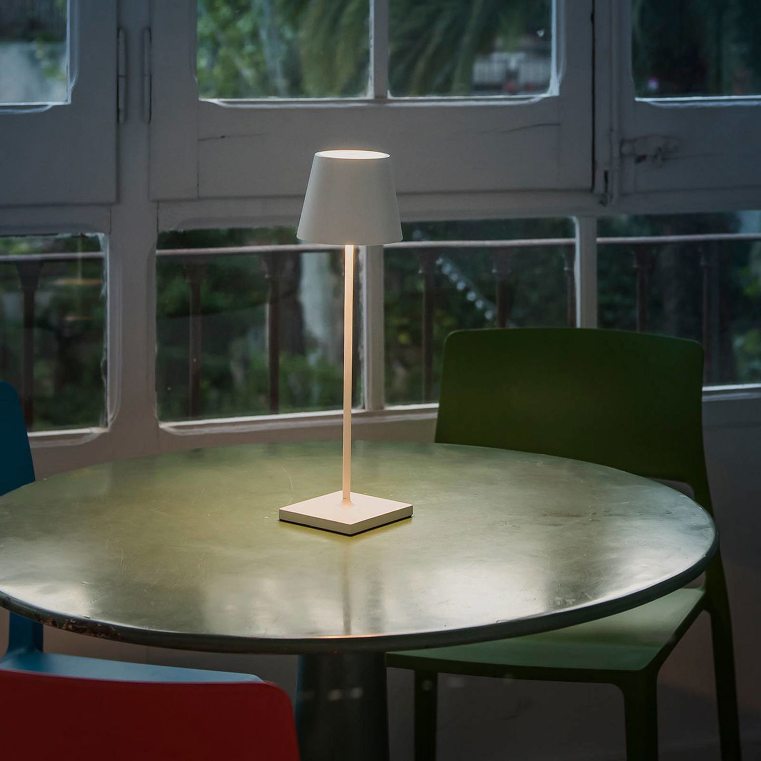 Stolová LED lampa Toc s nabíjačkou USB IP54, biela – obrázok 3