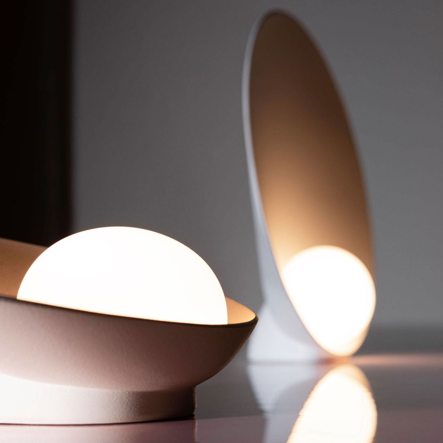 Vibia Musa 7402 stolová LED lampa ležiaca, taupe – obrázok 3