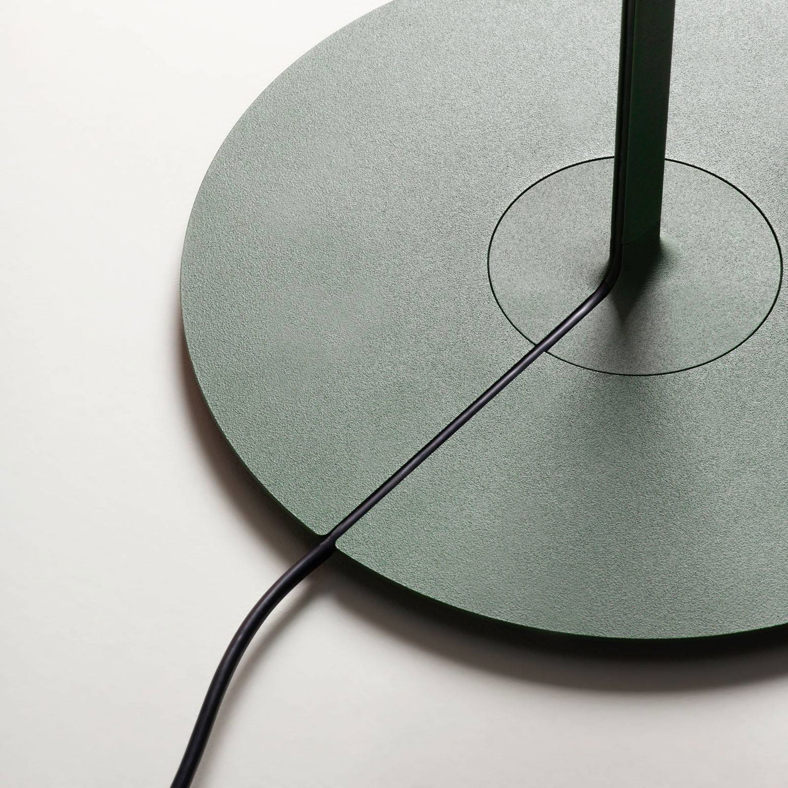 Vibia Warm 4901 stolová lampa, Ø 42 cm, zelená – obrázok 2