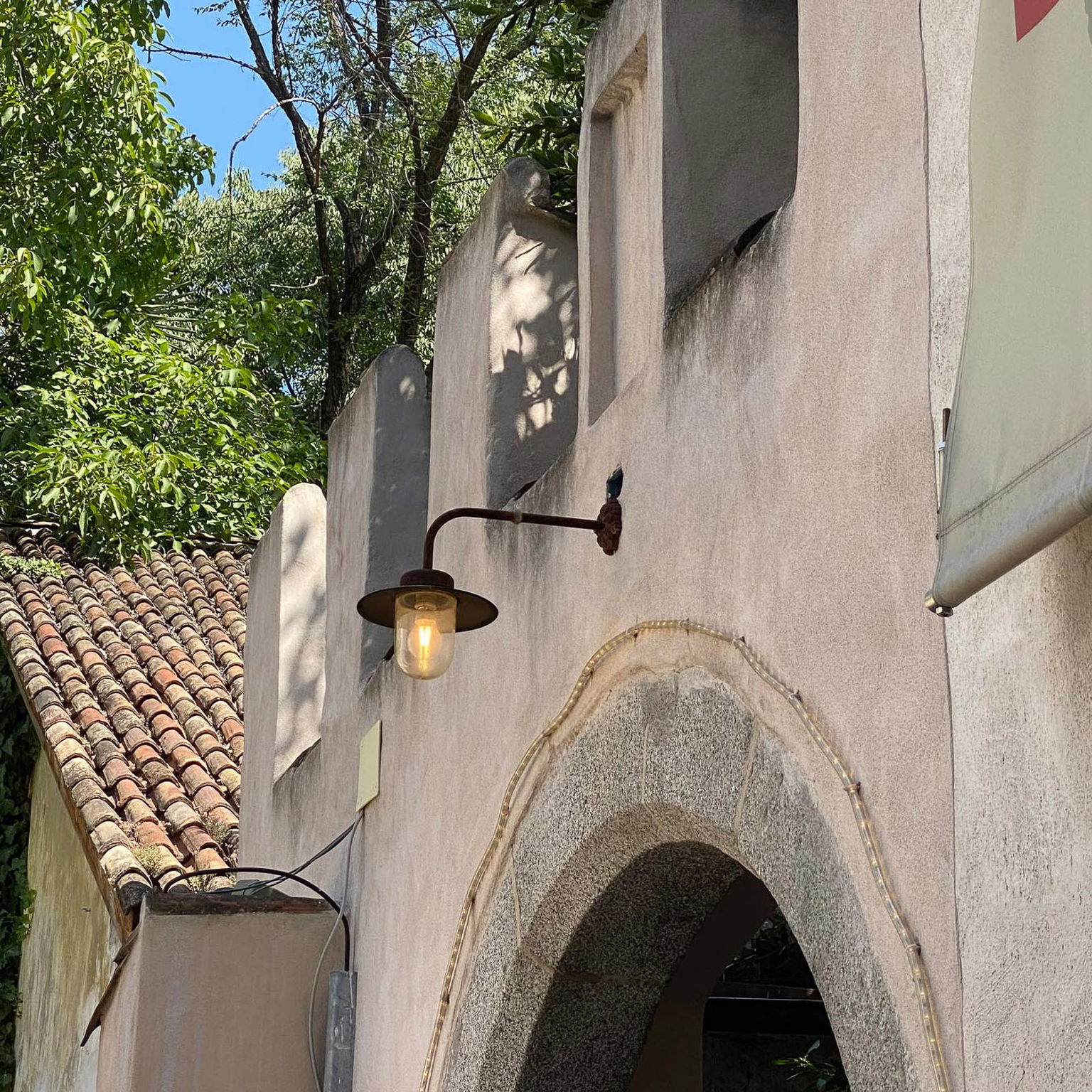 Vonkajšie nástenné svietidlo Provence v hrdzavohnedej farbe – obrázok 2