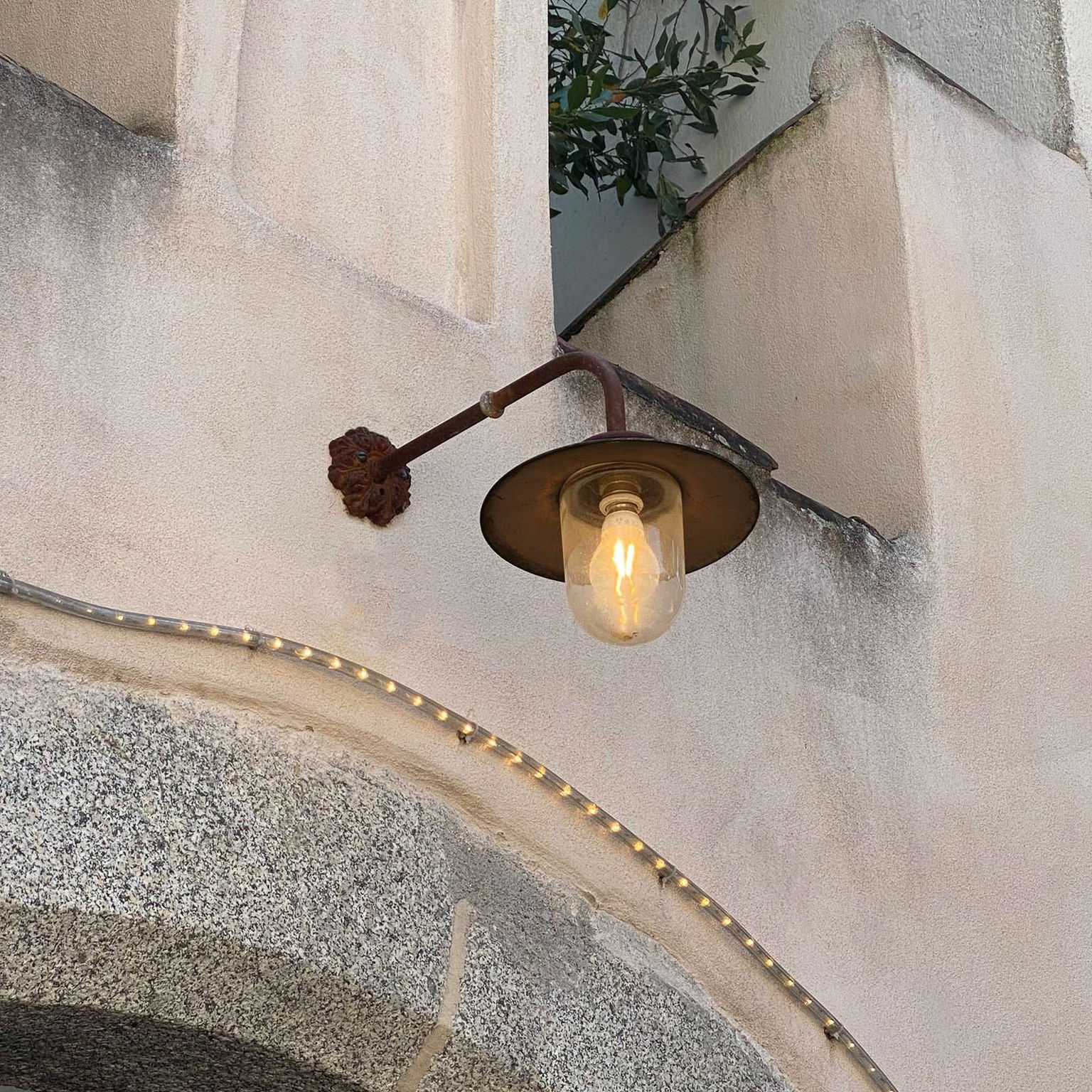 Vonkajšie nástenné svietidlo Provence v hrdzavohnedej farbe